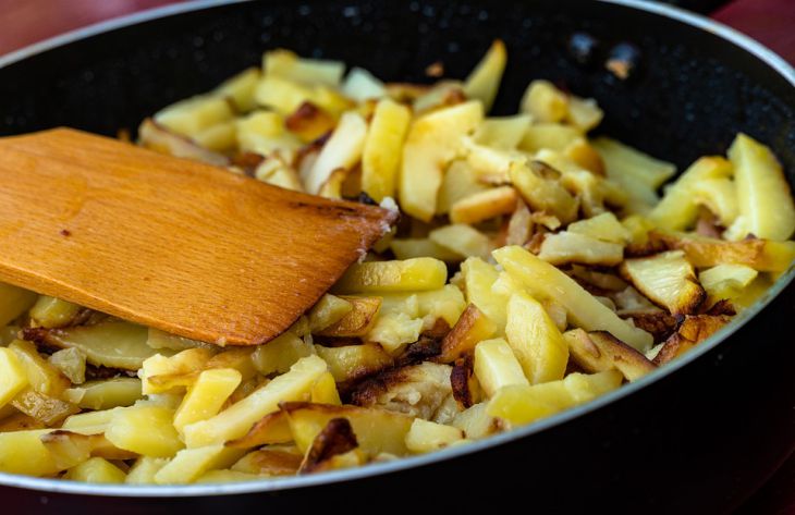 Опытные хозяйки назвали маленькую хитрость, благодаря которой жареная картошка не развалится на сковородке