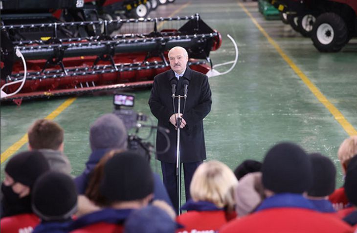 Лукашенко о протестующих: Зарабатывают в 5-6 раз больше, чем на «Гомсельмаше». Пытались совершить мелкобуржуазную революцию