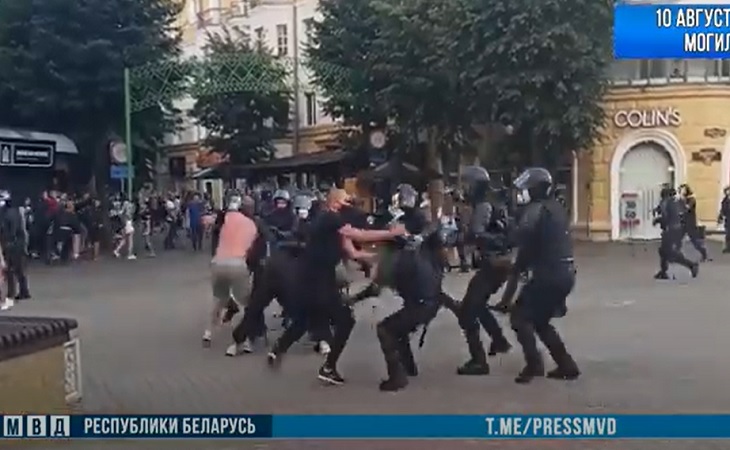 Белорус получил 3 года тюрьмы за нападение на участкового на акции протеста 