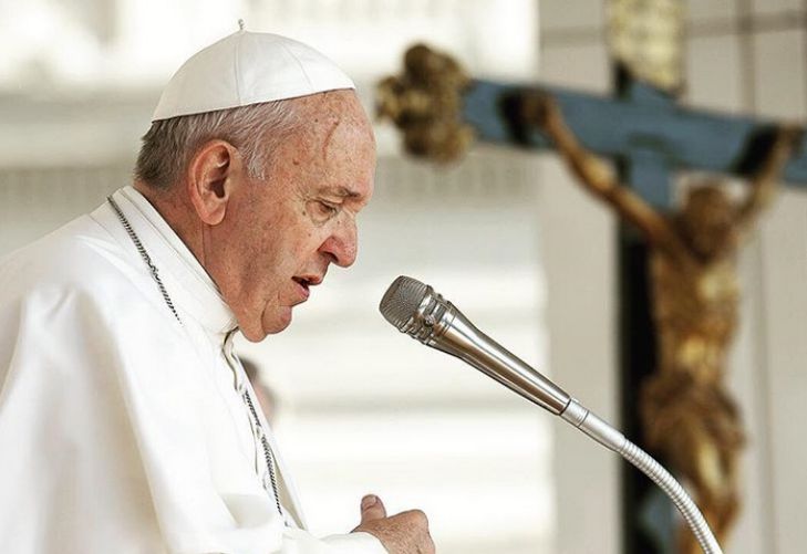 Папа римский поставил лайк модели в соцсети, но потом передумал
