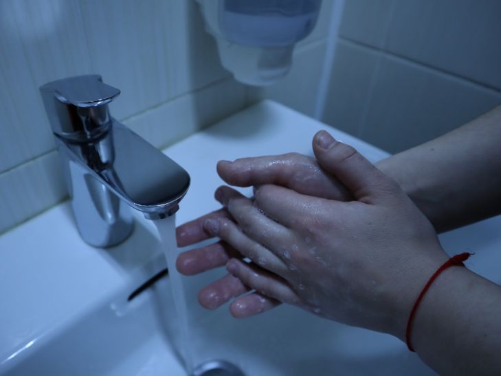 Медик рассказал о правильном уходе за кожей рук при использовании антисептиков