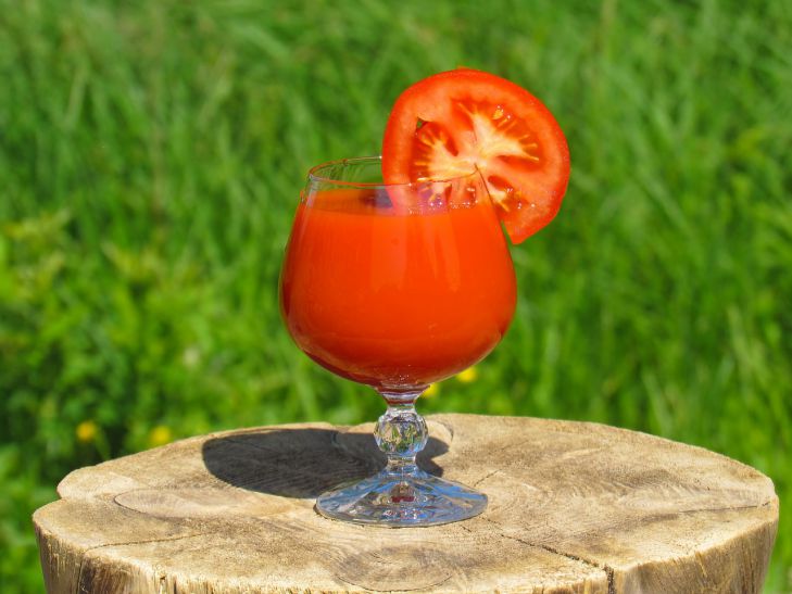 Ученые: томатный сок помогает снизить давление, однако есть одно «но»