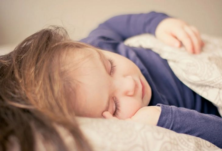 Ученые объяснили, почему школьникам важно раньше ложиться спать