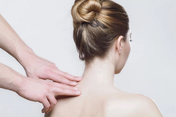 Назван продукт, который усиливает боли в спине: лучше исключить его из рациона