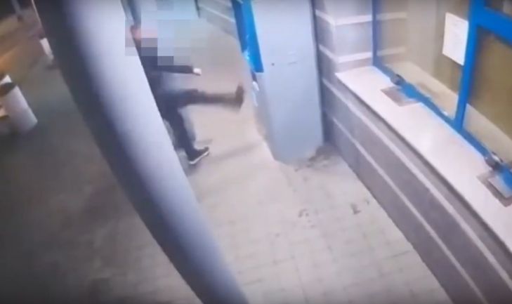 В Минске пьяный мужчина не смог купить билет через терминал и «избил» его