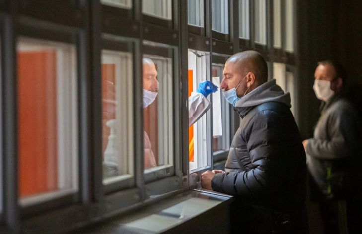 Медики назвали оптимальное число тестов на COVID-19 для точного результата