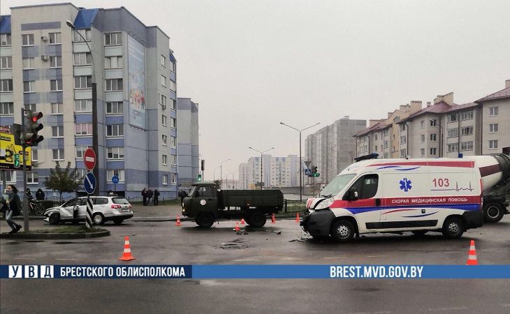 Скорая помощь и Volkswagen столкнулись на перекрестке в Бресте