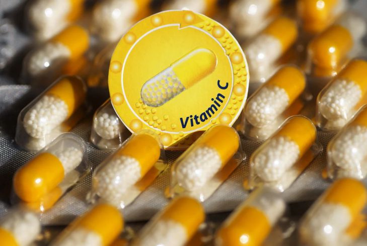 Медики рассказали, нужно ли принимать витамин C при COVID-19
