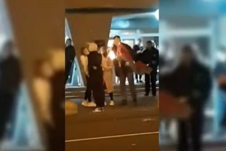 В Минске компания молодежи сожгла государственный флаг: возбуждено уголовное дело В Минске компания молодежи сожгла государственный флаг: возбуждено уголовное дело