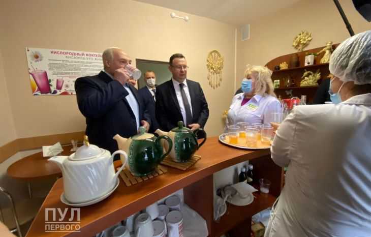 Лукашенко в больнице угостили чаем: Пул Первого опубликовал кадры 