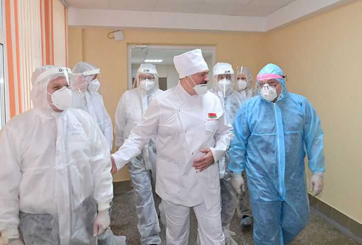 Лукашенко понравилось ходить в белом халате: медики Могилева сшили ему новый