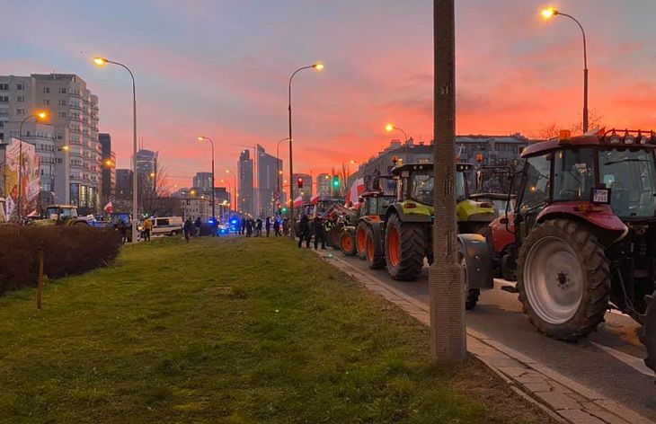 Протестующие в Польше фермеры перекрыли дорогу тракторами и капустой