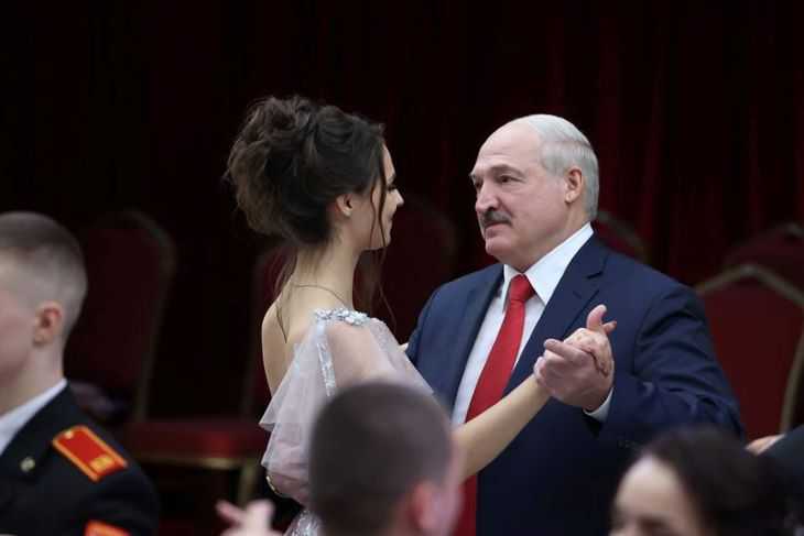 Лукашенко станцевал вальс на балу: кадры