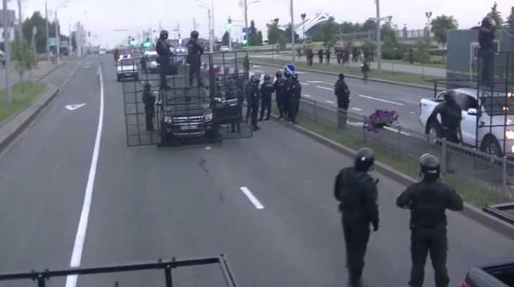 «Президент с автоматом. Да ну?»: опубликованы кадры выхода Лукашенко к силовикам 23 августа