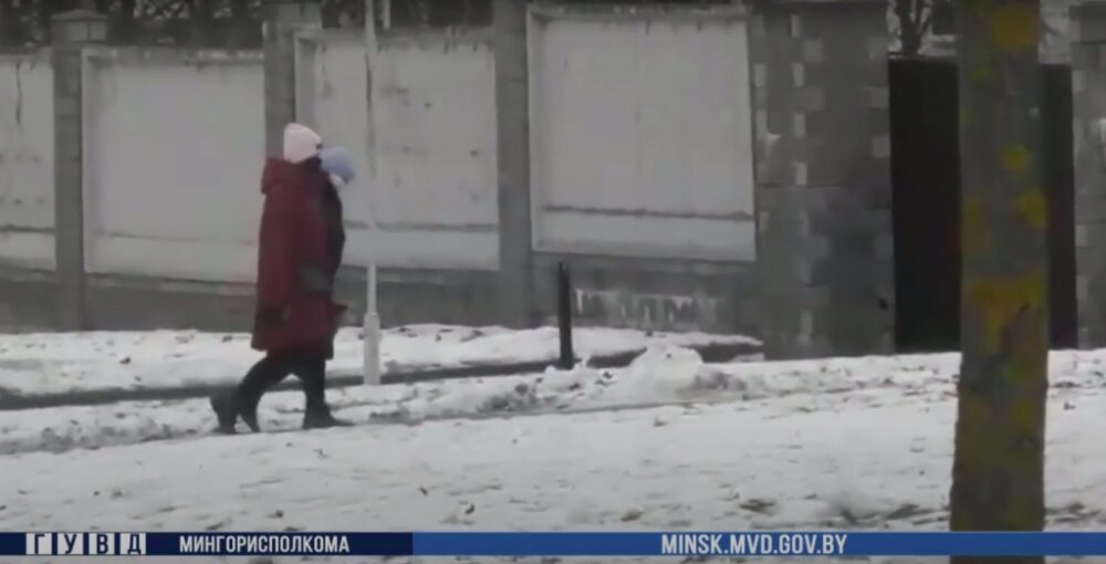 В Минске женщины рассыпали саморезы на дорогу: накажут их серьезно 