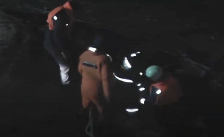 Решил проверить лед на прочность: в Волковыске спасатели доставали из реки мужчину