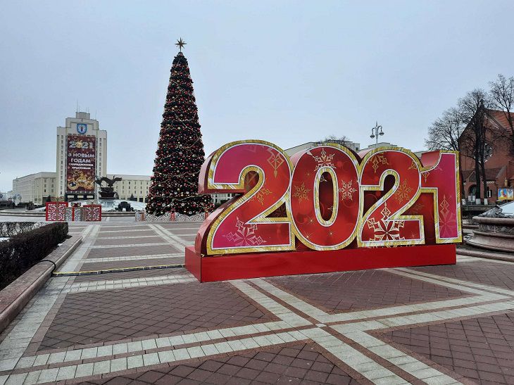 Праздник к нам приходит. Посмотрите, какая новогодняя атмосфера в Минске