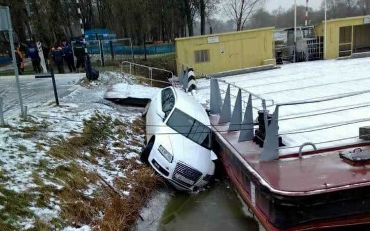 Последствия гололеда: на Гомельщине авто с ребенком вылетело в реку Последствия гололеда: на Гомельщине авто с ребенком вылетело в реку