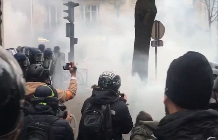 Протесты во Франции: полиция применила газ