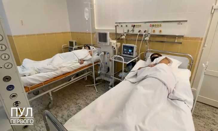 «Выздоравливайте, девчонки»: Лукашенко пришел в палату к пациенткам с COVID-19