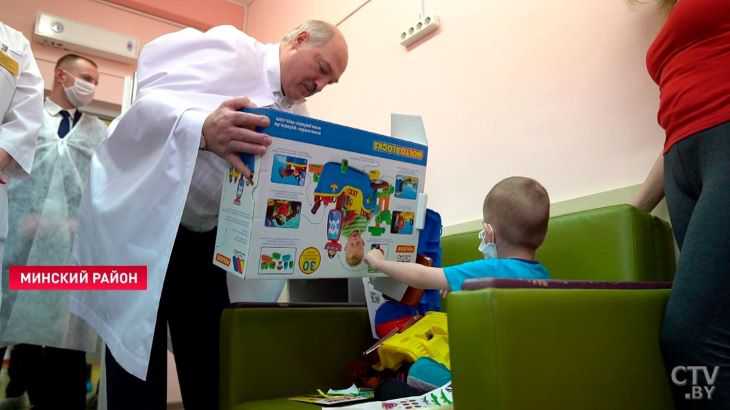 «Тащи его, тащи. Это что у нас?»: На ТВ показали, как Лукашенко в больнице поздравлял детей с Новым годом