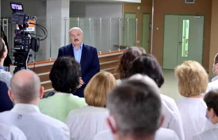 На госТВ рассказали, почему «доктор Лукашенко» посещает сейчас больницы