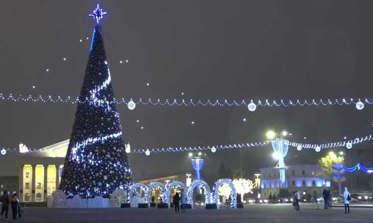 В Минске зажгли елку и новогоднюю иллюминацию: посмотрите, как это выглядит В Минске зажгли елку и новогоднюю иллюминацию: посмотрите, как это выглядит