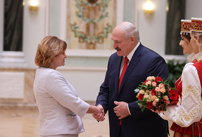 Лукашенко раздал медали и благодарности главам районных администраций Минска