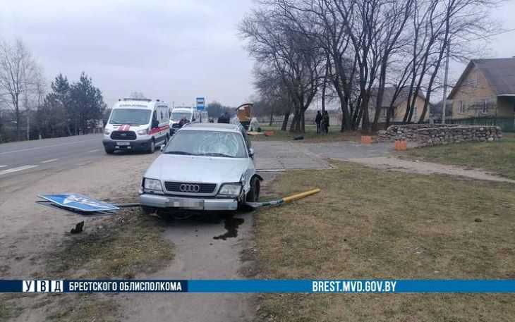 Под Брестом Audi влетела в остановку — несколько человек увезли в больницу