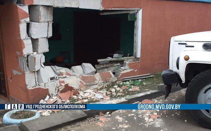 В Гродненском районе грузовик протаранил жилой дом