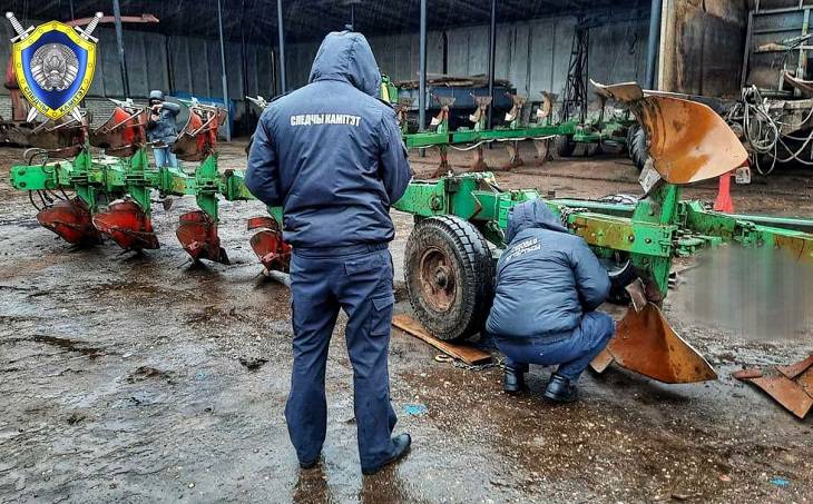 В Слонимском районе рабочего насмерть придавило плугом: СК проводит проверку