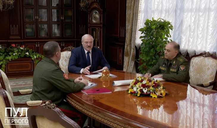 С грифом «совершенно секретно»: вот что было в тубусе, который начальник Генштаба принес Лукашенко