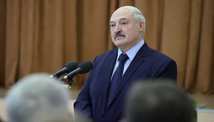 Президент-белорусам: Никому не верьте, что Лукашенко там Конституцию под себя делает