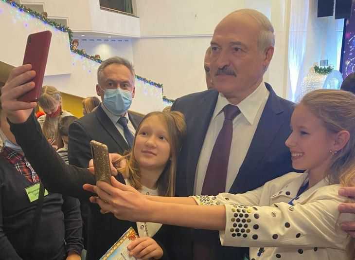 Без маски и дистанции: Лукашенко пообнимался и сделал селфи с детьми Без маски и дистанции: Лукашенко пообнимался и сделал селфи с детьми