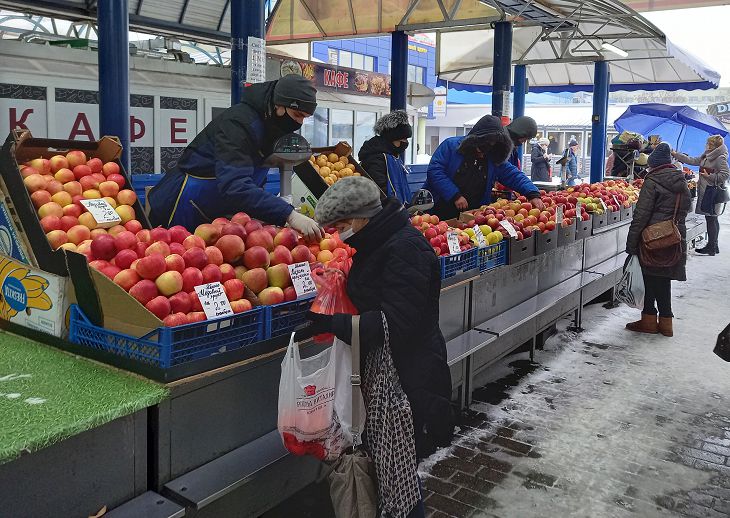 Клубника за 35 рублей, мандарины – от 3 рублей.  Сколько стоят ягоды и фрукты на «Комаровке» перед Новым годом