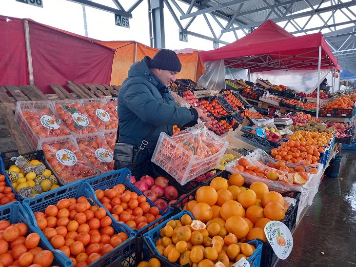Хурма – от 1,90 рублей, мандарины – от 2,50 рублей.  За сколько можно закупиться фруктами на «Новом Лебяжем»