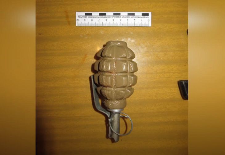 В Минске пьяный мужчина ходил по подъезду с муляжом гранаты и стучался к соседям