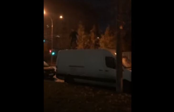 В Минске пьяный студент прыгал по машинам, а друзья снимали на телефон – кадры