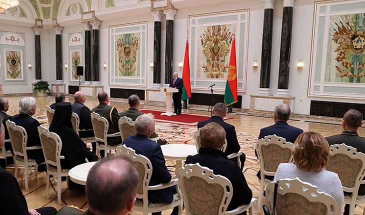 «Вы – пример для других»: Лукашенко вручил госнаграды заслуженным деятелям