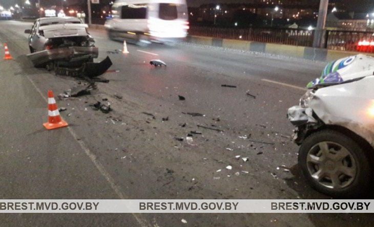 В Бресте водителя сбила машина, когда он выставлял знак аварийной остановки на дороге