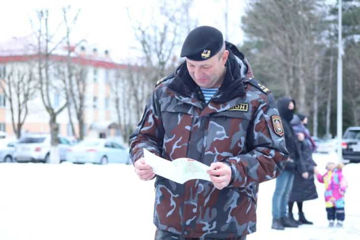 Дал оружие и посадил в автозак: Командир ОМОНа исполнил желания детей-сирот