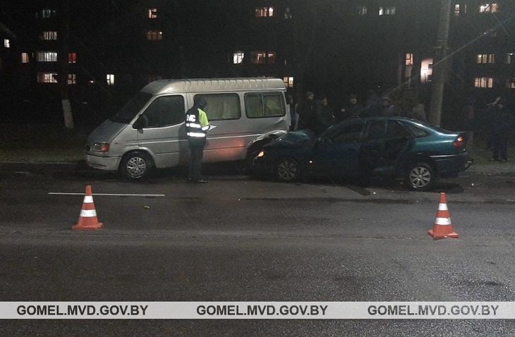 В Светлогорске пьяный бесправник врезался в припаркованное авто, есть пострадавший