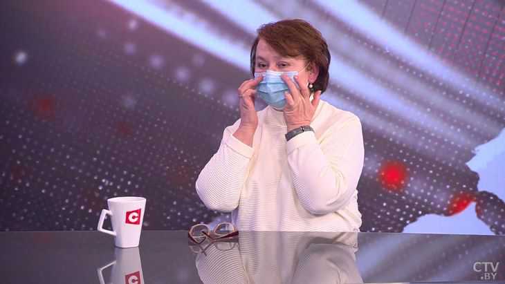 «Надеть её и прижать носовой держатель к лицу»: белорусский врач показала, как правильно носить маску