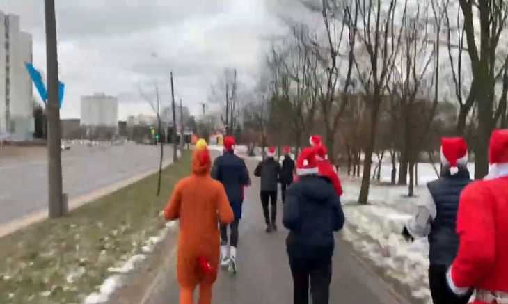 В Минске силовики задержали бегунов в костюмах Деда Мороза В Минске силовики задержали бегунов в костюмах Деда Мороза