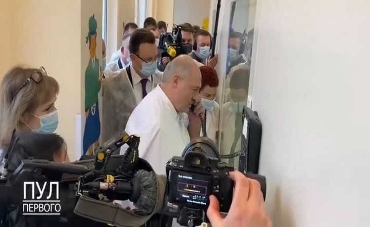 Лукашенко в РНПЦ онкологии посоветовал ребенку в 12 часов ночи включить телевизор 