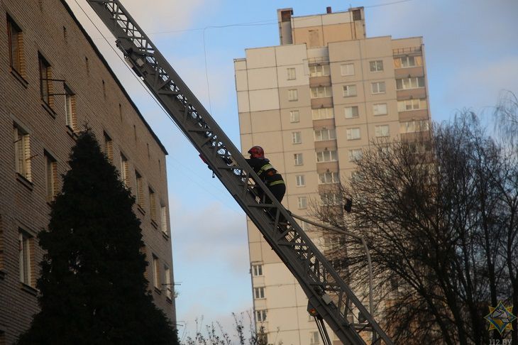 ЧП в Минске: сегодня утром из общежития экстренно эвакуировали 50 человек, в том числе 15 детей