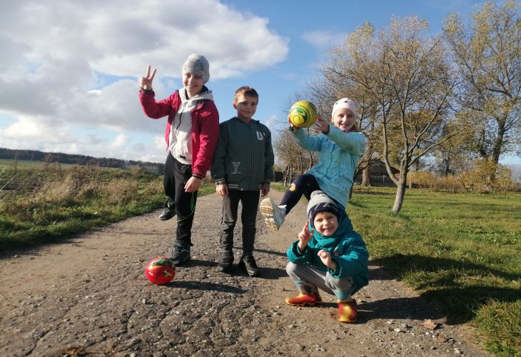 Музыка, рукоделие и прогулки на свежем воздухе. Посмотрели, как живут дети в белорусской деревне
