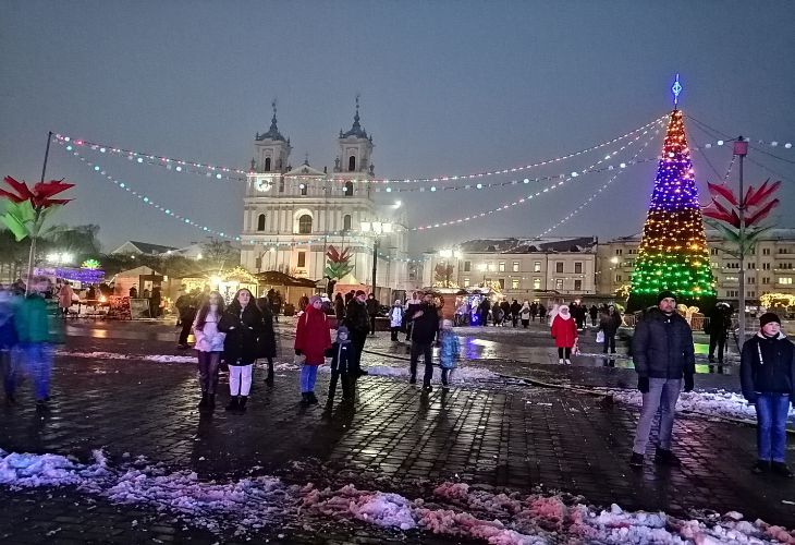 Новогодняя ярмарка по-европейски и автозабег вместо шествия Дедов Морозов. Посмотрите, как это было