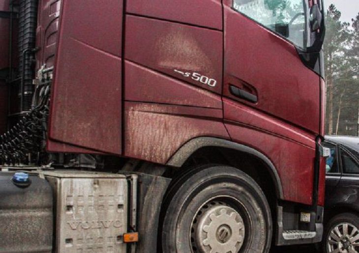 Под Пуховичами водитель решил починить свой авто и был задавлен грузовиком