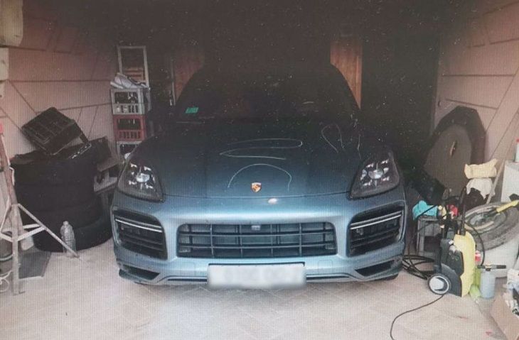 В Полоцке мужчина поцарапал металлическим предметом Porsche Cayenne директора предприятия